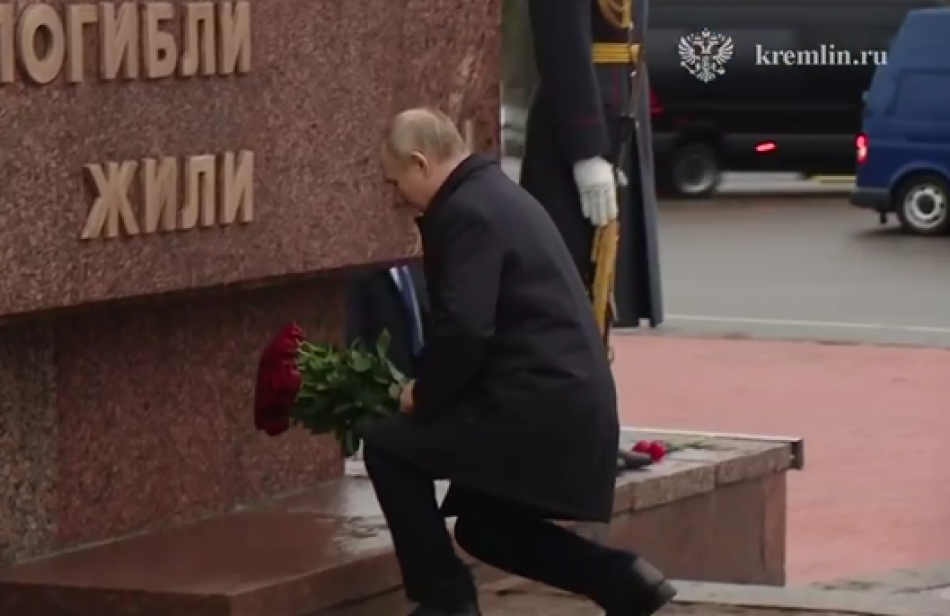Владимир Путин возложил цветы к мемориалу Рубежный камень на Невском пятачке